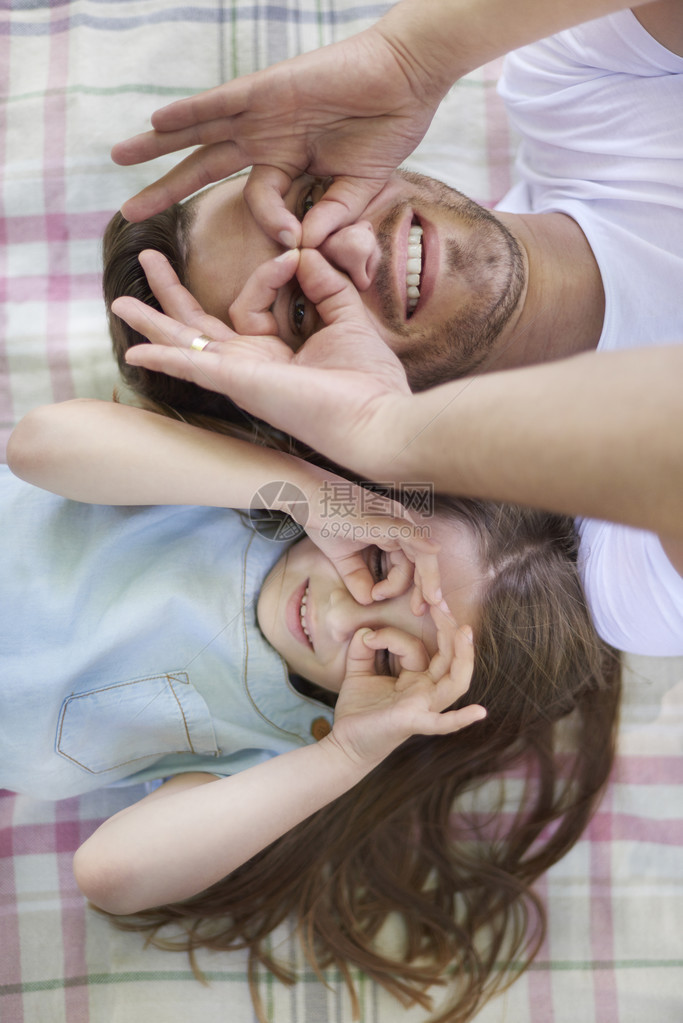 女孩和爸玩滑稽游戏躺在图片