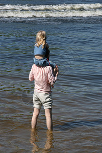 父亲和女儿在水中图片