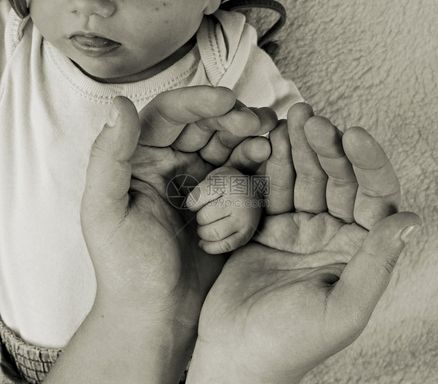 婴儿的小手指在母亲的手中经图片