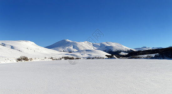 冬季雪山和冰冻湖在图片