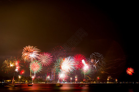 在泰国芭东庆祝新年的美丽烟花背景图片