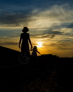 夕阳下漫步的母女图片