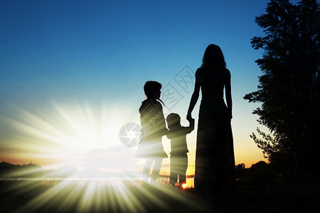 日落背景带孩子的母图片