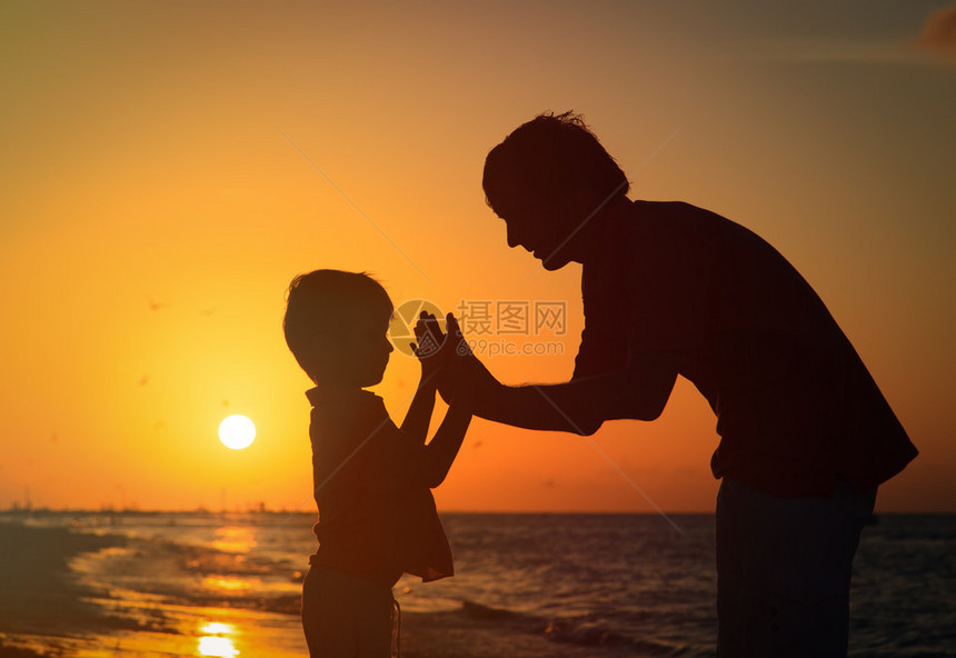 父亲和儿子在日图片