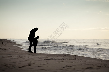 海滩上的父亲和儿子图片