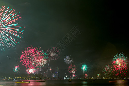 在泰国芭东海滩庆祝新年的美丽烟花图片