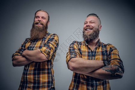 两个穿着格子衬衣的可笑长胡子男人披着灰图片