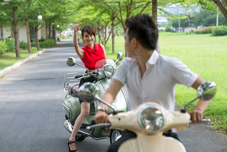 欢快的女孩骑着摩托车冲向图片