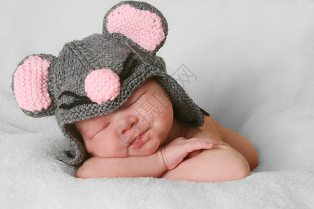 新生女婴睡在戴针织图片