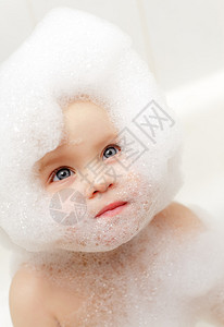 可爱的小女孩沐浴在肥皂水中图片