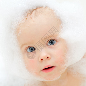 可爱的小女孩沐浴在肥皂水中图片