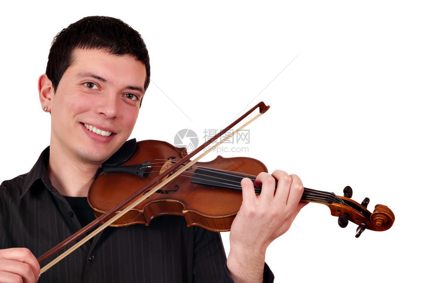 快乐的年轻人拉小提琴图片