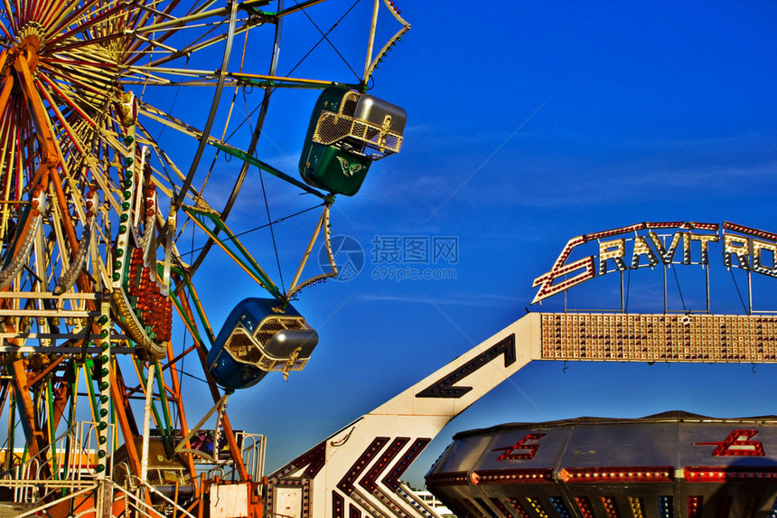 当地主题公园以Ferris轮和重图片