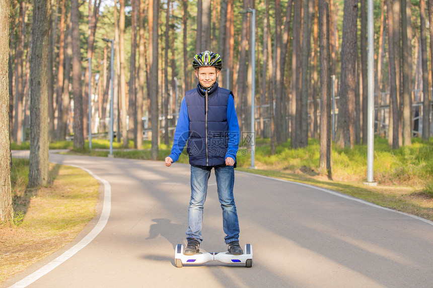 公园里玩滑板车的男孩图片