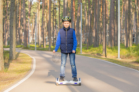 公园里玩滑板车的男孩图片