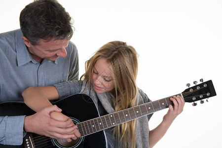 男人教女儿弹吉他女儿笑背景图片