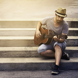 街头弹吉他的男人图片