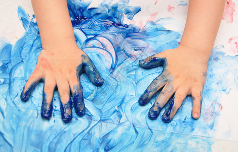 用蓝色油漆涂上的儿童手准备好手印图片