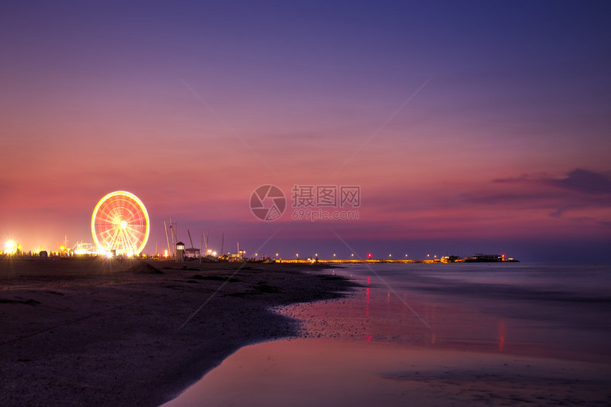 海滩上的摩天轮五颜六色的日落图片