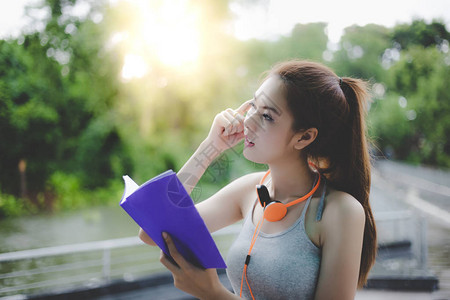 肖像迷人美丽的读者女人美丽的女人喜欢阅读或学习美丽的女人喜欢寻求知识漂亮的女孩一边看书一边想象和思背景图片