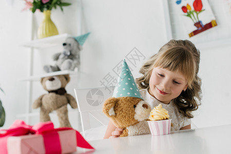 可爱的小孩生日孩子在餐桌边用蛋糕喂奶图片