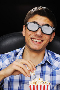在电影院看3D眼镜图片