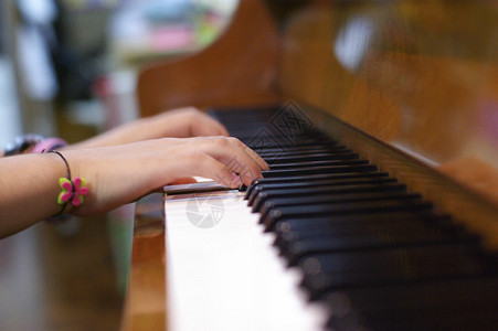 弹钢琴的孩子的手图片