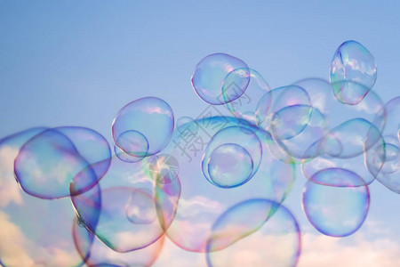 巨型肥皂泡沫在空气中高飘浮图片