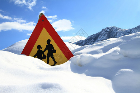 在雪的警告学校标志图片