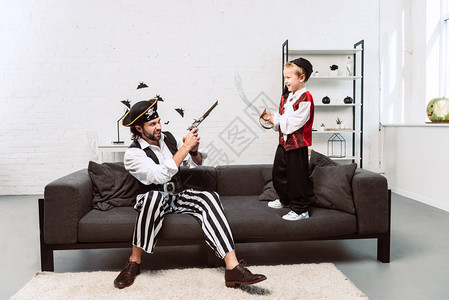 父亲和儿子穿着海盗服装在家中玩耍万图片