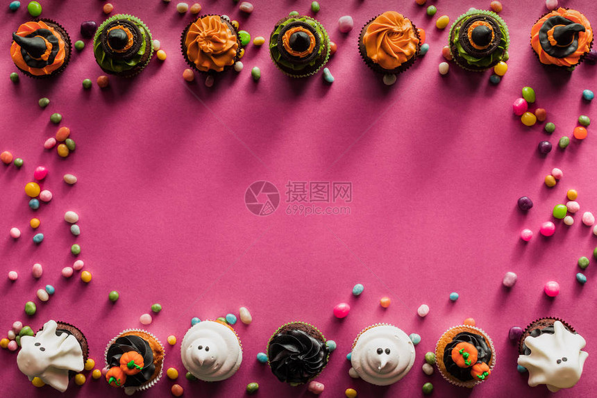 各种装饰圣杯蛋糕和粉红色彩糖图片