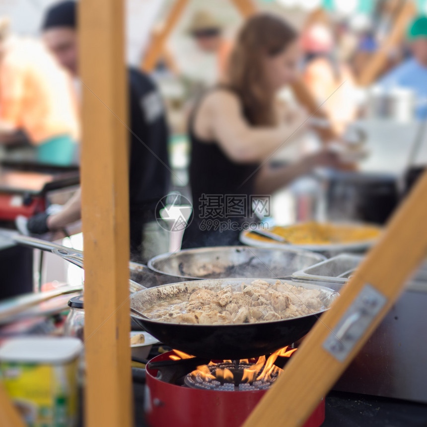 在斯洛文尼亚卢布尔雅那举行的开放厨房活动Odprtakuhna国际街道食品节街头摊位上烹饪非洲传图片