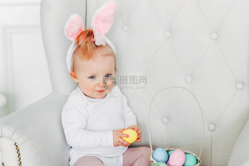 戴着兔子耳朵的可爱小女孩图片