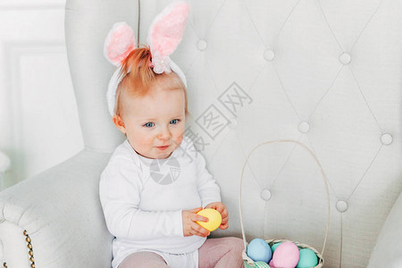 戴着兔子耳朵的可爱小女孩图片