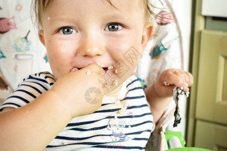 男婴用手吃米饭的肖像图片