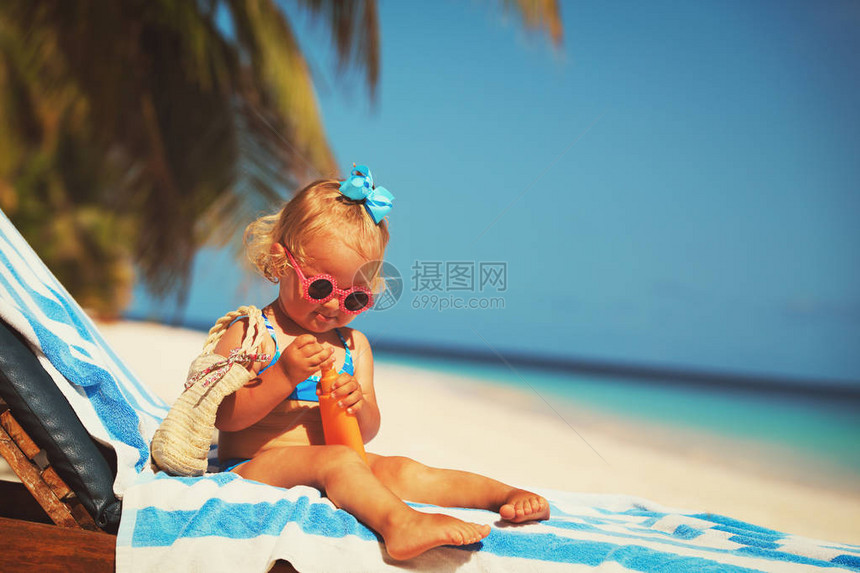 保护阳光可爱的小女孩在沙图片
