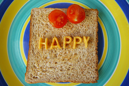 在一块吐司上用字母意大利面做的幸福字句来做一图片