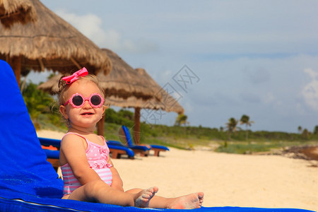 夏日海滩度假的可爱小女孩图片