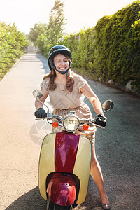 在农村公路上驾驶一辆摩托车的年轻图片