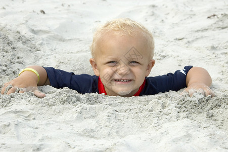 埋在沙子里的小男孩图片