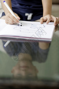 年轻男孩在做功课的垫子图片