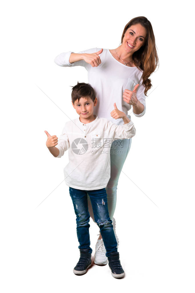 母亲和儿子用拇指举图片