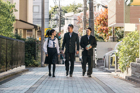 穿着校服的年轻日本学生在户外玩耍图片