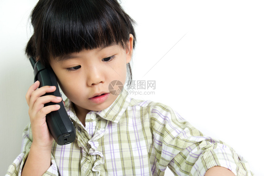 小孩在手机上说话图片
