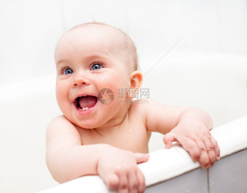 可爱的小女孩沐浴在喜悦中图片