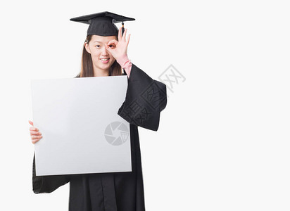 穿着毕业服的女孩拿着空白标语图片
