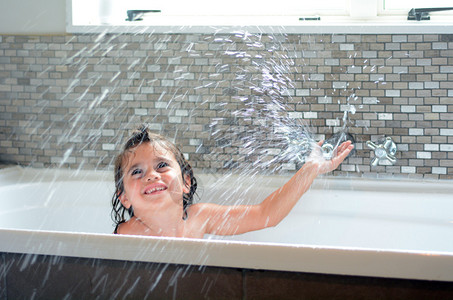 幼儿洗澡卫生与清洁的概图片