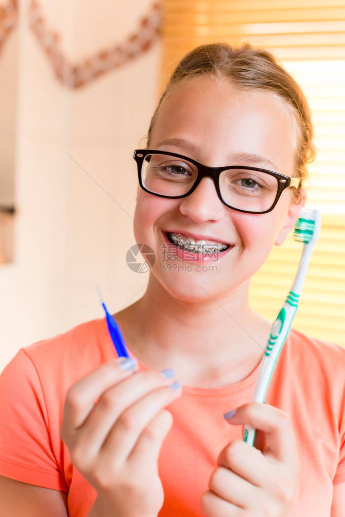 带牙套刷牙的少女图片