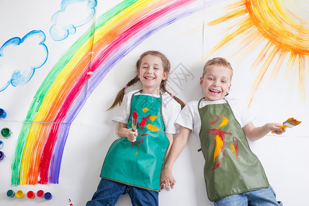 两个孩子画彩虹图片