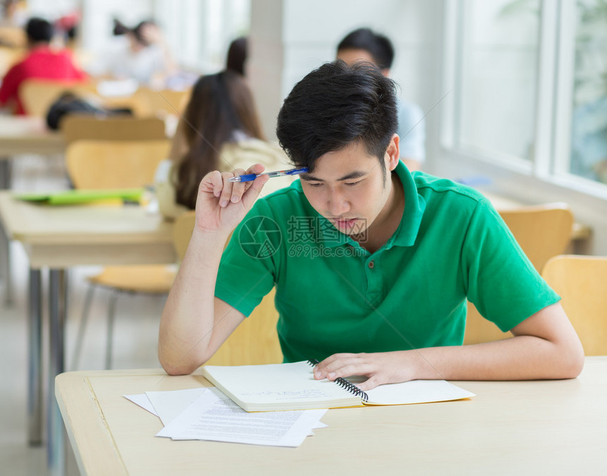 在图书馆工作的亚洲学生图片